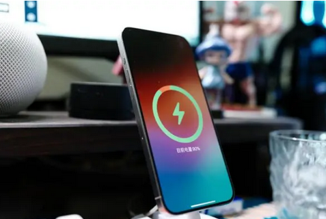 根河苹果15换屏服务分享用什么充电器给iPhone15充电更好 